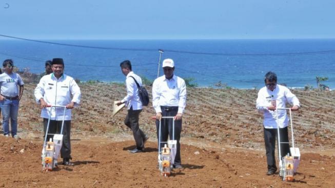 Mentan, Andi Amran Sulaiman dan 6 organisasi mahasiswa Islam melakukan tanam perdana jagung seluas 5.000 ha, di Desa Mekarmukti, Kecamatan Mekarmukti, Garut, Jawa Barat, Rabu (26/9/2018). (Dok: Kementan)