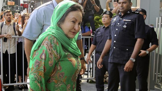 Rosmah Mansor, istri mantan Perdana Menteri Malaysia Najib Razak, mendatangi kantor Komisi Pemberantasan Korupsi Malaysia (MACC) di Putrajaya, Malaysia, Rabu (26/9). [AFP]