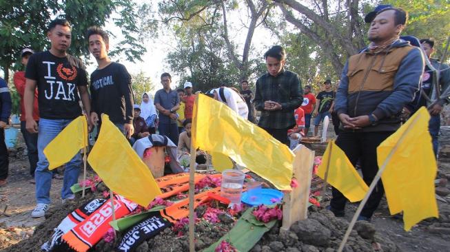 Sejumlah pendukung klub sepak bola Persija melakukan ziarah ke makam Haringga Sirila di Indramayu, Jawa Barat, Senin (24/9). Haringga Sirila meninggal dunia akibat penganiayaan oleh sejumlah oknum pendukung klub sepakbola Persib pada laga lanjutan Liga 1 Minggu (23/9). ANTARA FOTO/Dedhez Anggara