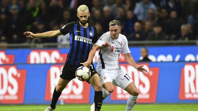 Pemain tengah Inter Milan Marcelo Brozovic berusaha merebut bola dari pemain tengah Fiorentina, Jordan Veretout, selama pertandingan  Inter Milan melawan Fiorentina di Stadion San Siro, Milan, Italia, Selasa (25/9). [AFP/Miguel MEDINA]
