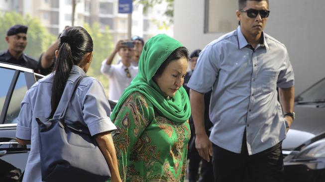 Rosmah Mansor, istri mantan Perdana Menteri Malaysia Najib Razak, mendatangi kantor Komisi Pemberantasan Korupsi Malaysia (MACC) di Putrajaya, Malaysia, Rabu (26/9). [AFP]