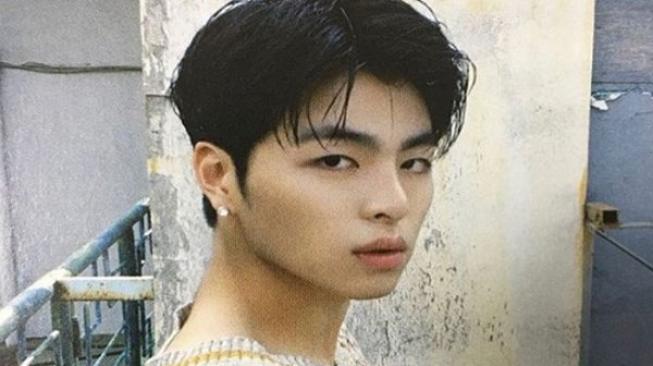 K-Pop: Tundukkan Kepala, Junhoe Ikon Minta Maaf ke Fans