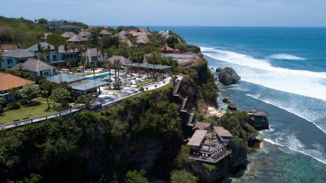 7 Pesona Uluwatu Bali, Cara Klasik Nikmati Laut Bali yang Indah