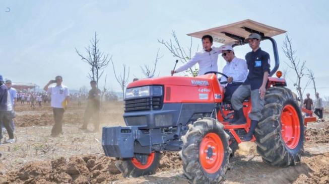 Mentan, Andi Amran Sulaiman dan 6 organisasi mahasiswa Islam melakukan tanam perdana jagung seluas 5.000 ha, di Desa Mekarmukti, Kecamatan Mekarmukti, Garut, Jawa Barat, Rabu (26/9/2018). (Dok: Kementan)