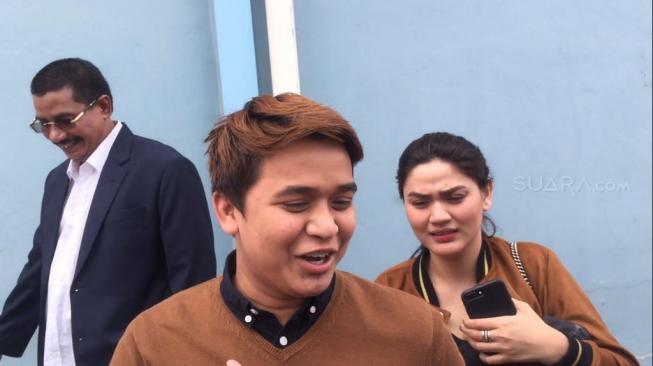 Billy Syahputra dan Hilda Vitria saat ditemui di Jalan Kapten P. Tendean, Mampang Prapatan, Jakarta Selatan, Rabu (26/9/2018). [Sumarni/Suara.com]