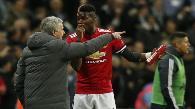 Manajer Manchester United, Jose Mourinho (kiri) tampak berdebat dengan gelandang Paul Pogba di sebuah laga Setan Merah musim lalu. [AFP / Ian KINGTON]