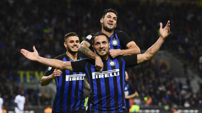 Bek Inter Milan Danilo D'Ambrosio merayakan golnya bersama Mauro Icardi dan Matteo Politano selama Pertandingan Inter Milan melawan Fiorentina di Stadion San Siro, Milan, Italia, Selasa (25/9).  [AFP/Miguel MEDINA]