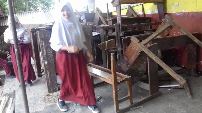 Tumpukan meja dan bangku di SDN02 Pancoranmas.