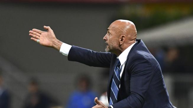 Pelatih Inter Milan Luciano Spalletti memberikan instruksi selama pertandingan Inter Milan melawan Fiorentina di Stadion San Siro, Milan, Italia, Selasa (25/9).  [AFP/Miguel MEDINA]  