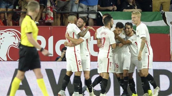 Wissam Ben Yedder (kedua dari kanan) merayakan gol ke gawang Real Madrid bersama rekan-rekannya di Sevilla di Ramon Sanchez Pizjuan, Rabu (26/9/2018). [AFP/Cristina Quicler]