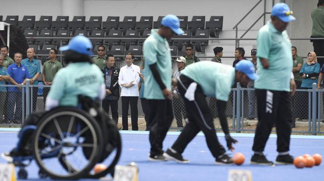 Presiden Joko Widodo didampingi Menteri Pemuda dan Olahraga Imam Nahrawi meninjau pelatnas 'lawn bowl' Asian Para Games di Kompleks Gelora Bung Karno, Jakarta, Kamis (27/9). [ANTARA FOTO/Puspa Perwitasari]