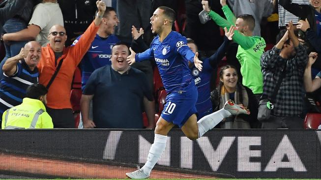 Eden Hazard merayakan golnya usai mencetak gol kedua untuk Chelsea sekaligus memberikan kemenangan bagi Chelsea dari Liverpool di Stadion Anfield, Liverpool, Inggris, Rabu (26/9). [AFP/Paul ELLIS] 
