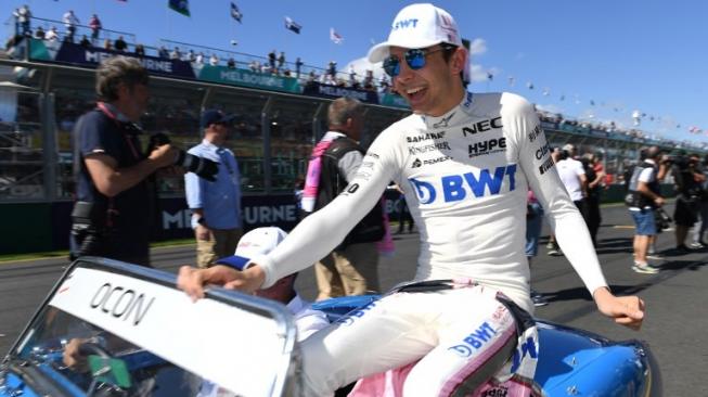 Pebalap F1 dari tim Force India, Esteban Ocon, saat mengikuti kegiatan parade pebalap di F1 GP Australia. [AFP/Saeed Khan]