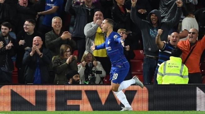 Pemain Chelsea Eden Hazard merayakan golnya ke gawang Liverpool saat laga Piala Liga Inggris di Anfield. Paul ELLIS / AFP