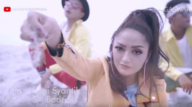 Siti Badriah dalam lagu Lagi Syantik. (YouTube Nagaswara)