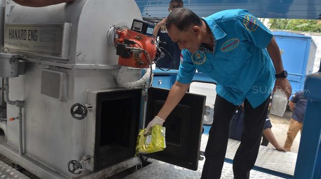 Kepala BNN Komjen Pol Heru Winarko saat memusnahkan barang bukti narkotika di Kantor BNN, Cawang, Jakarta (27/9). [Suara.com/Muhaimin A Untung] 