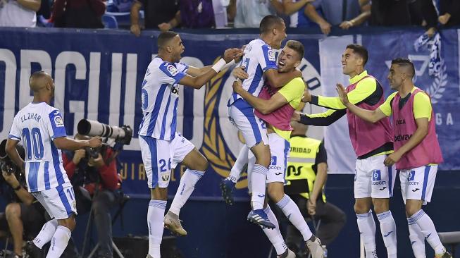 Gelandang Leganes Oscar Rodriguez merayakan gol kedua timnya saat pertandingan  Leganes melawan Barcelona di Estadio Municipal de Butarque, Spanyol, Rabu (26/9). [OSCAR DEL POZO]