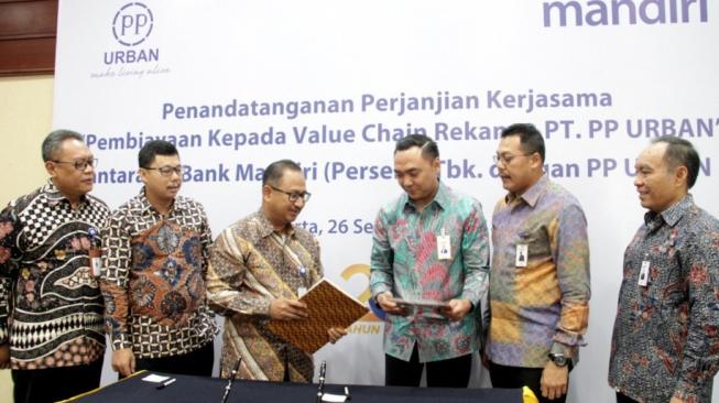 (kaki) Direktur Retail Banking Bank Mandiri, Donsuwan Simatupang, SVP Bank Mandiri, Yusak LS Silalahi, SVP Bank Mandiri, Tri Nugroho, Direktur Keuangan PT PP Urban, Achmad Yani,  Direktur Keuangan PT PP, Agus Purbianto, dan Direktur Utama PT PP Urban, Nugroho Agung Sunyoto,  usai penandatanganan perjanjian kerja sama pembiayaan di Jakarta, Rabu (26/9/2018). (Dok: Bank Mandiri)