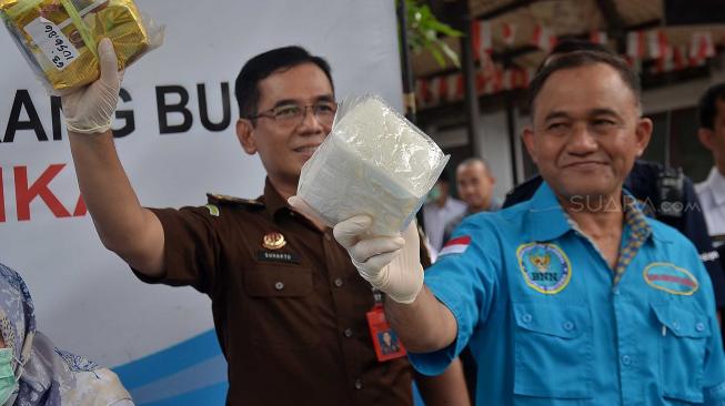 Kepala BNN Komjen Pol Heru Winarko menunjukan barang bukti narkotika saat pemusnahan barang bukti narkotika ke-11 di Kantor BNN, Cawang, Jakarta (27/9). [Suara.com/Muhaimin A Untung] 