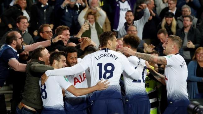 Para pemain Tottenham Hotspur merayakan gol Erik Lamela ke gawang Watford di Piala Liga Inggris di Stadium MK. Adrian DENNIS / AFP