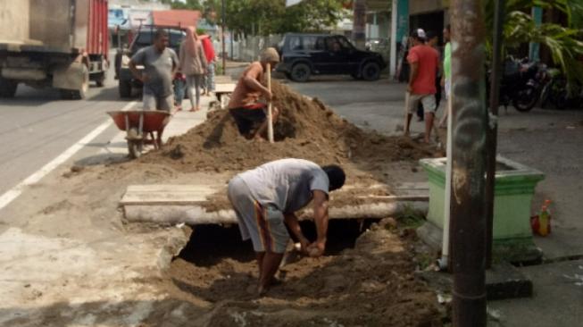 Pengerjaan Tak Kunjung Selesai Belasan Pedagang Di Pariaman Timbun