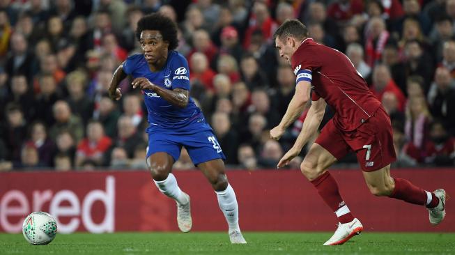 Gelandang Liverpool James Milner mengejar gelandang Chelsea Willian dalam pertandingan sepak bola putaran ketiga Piala Liga Inggris antara Liverpool melawan Chelsea di Stadion Anfield, Liverpool, Inggris, Rabu (26/9). [AFP/Paul ELLIS] 