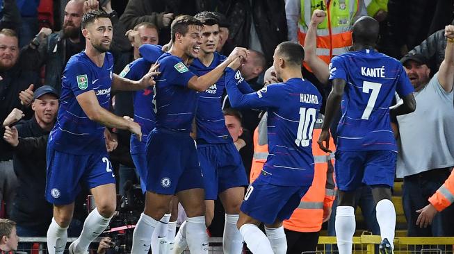 Bek Chelsea Emerson Palmieri dikerumuni oleh rekan setimnya setelah mencetak gol pertama untuk Chelsea saat pertandingan sepak bola puteran ketiga Piala Liga Inggris antara Liverpool melawan Chelsea di Stadion Anfield, Liverpool, Inggris, Rabu (26/9). [AFP/Paul ELLIS]


