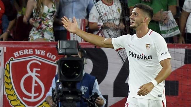 Penyerang Sevilla, Andre Silva, merayakan gol ke gawang Real Madrid dalam laga yang berkesudahan 3-0 untuk Sevilla dalam lanjutan La Liga Spanyol di Ramon Sanchez Pizjuan, Rabu (26/9/2018). [AFP/Cristina Quicler]