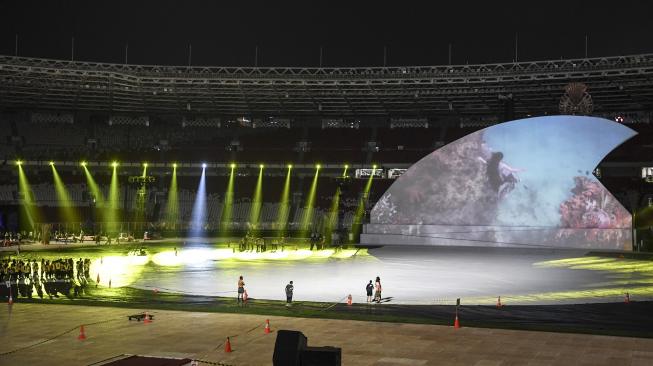 Penari melakukan latihan untuk tampil dalam upacara pembukaan Asian Para Games 2018 di Stadion Utama Gelora Bung Karno, Senayan, Jakarta, Kamis (27/9). [ANTARA FOTO/Hafidz Mubarak]