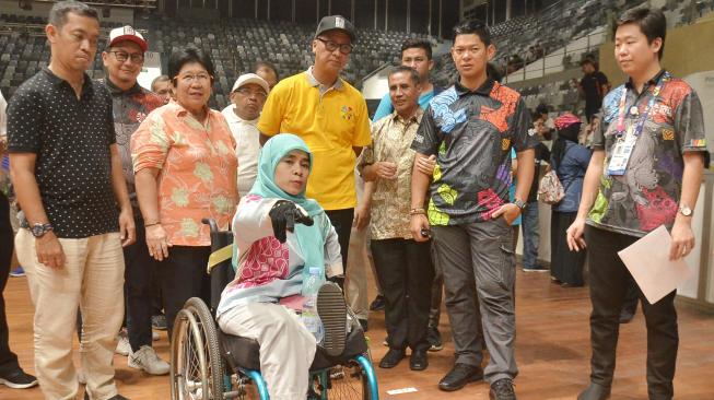 Menteri Sosial Agus Gumiwang dan Ketua Inapgoc Raja Sapta Oktohari bersama aktifis difabel melihat venue Istora dan Panahan Asian Para Games di kawasan GBK,  Jakarta,  Jumat (28/9). [Suara.com/Muhaimin A Untung] 