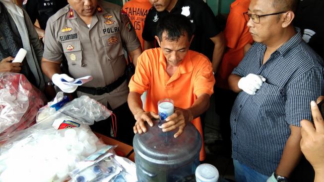 Miris, Ratusan Galon Mimum Berisi Air Sumur Dijual di Tangerang