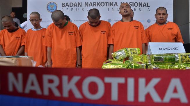 Sejumlah barang bukti narkotika, uang, dan belasan tersangka peredaran narkotika ditunjukkan petugas saat pengungkapan perkara di Gedung BNN, Cawang, Jakarta, Jumat (28/9).[Suara.com/Muhaimin A Untung]