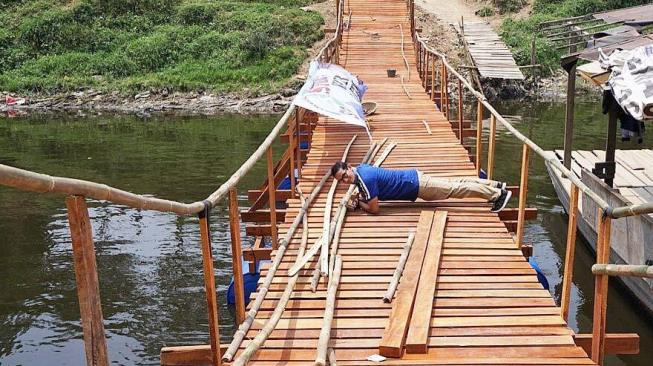 Sandiaga Uno melakukan gerakan plank saat meninjau sungai Cileungsi di Bogor. (Facebook)