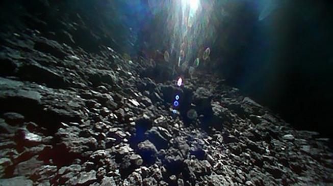 Asteroid Ryugu, yang berjarak 280 juta kilometer dari Bumi, seperti difoto oleh robot-robot Jepang pada pekan ini. [AFP/Jaxa]