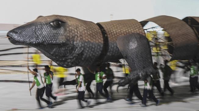 Penari melakukan latihan untuk tampil dalam upacara pembukaan Asian Para Games 2018 di Stadion Utama Gelora Bung Karno, Senayan, Jakarta, Kamis (27/9). [ANTARA FOTO/Hafidz Mubarak]