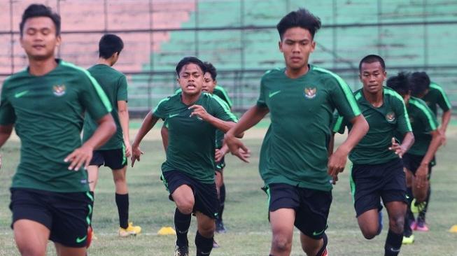 Pesepak bola Timnas Indonesia U-16 mengikuti sesi latihan, di Stadion Teladan, Medan, Sumatera Utara, Jumat (24/8). Sesi latihan tersebut dalam rangka persiapan mengikuti Piala AFC U-16 yang akan berlangsung pada 20 September - 7 Oktober 2018 di Malaysia. ANTARA FOTO/Irsan Mulyadi