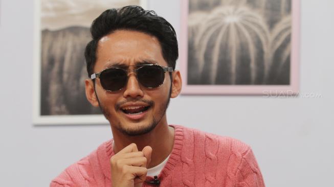 Penyanyi asal Malaysia Sufian Suhaimi saat berkunjung ke kantor redaksi Suara.com guna mempromosikan single terbarunya yang berjudul 'Di Matamu', Jakarta, Kamis (27/9). [Suara.com/Oke Dwi Atmaja]