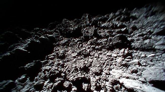 Ilmuwan Temukan Bahan Penelitian Baru dari Foto Close Up Asteroid Ryugu Ini