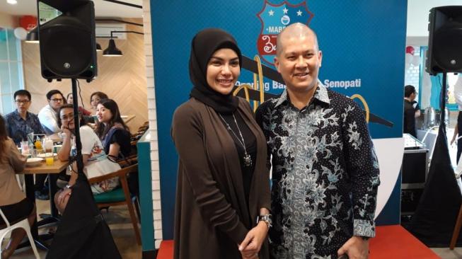 Nikita Mirzani dengan boss Bakmitopia. (istimewa)