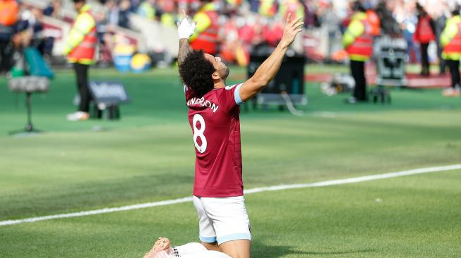 Pemain tengah West Ham United, Felipe Anderson, merayakan gol pembuka saat pertandingan sepak bola Liga Inggris antara West Ham United melawan Manchester United di The London Stadium,London, Inggris, Sabtu (29/9).  [AFP/Ian KINGTON]