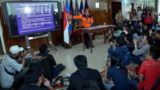 Kepala Pusat Data Informasi dan Humas BNPB Sutopo Purwo Nugroho memberikan keterangan saat menggelar press conference terkait gempa dan tsunami wilayah Kota Palu dan Donggala, Sulawesi Tengah, di Kantor BNPB, Jakarta, Sabtu (29/9). [Suara.com/Muhaimin A Untung] 