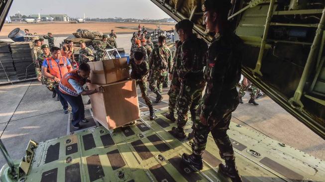 Prajurit TNI memasukan logistik kedalam pesawat untuk tugas misi kemanusian gempa Palu, Sulawesi Tengah di Base Ops Pangkalan Udara Militer Halim Perdana Kusuma, Jakarta, Sabtu (29/9). ANTARA FOTO/Muhammad Adimaja