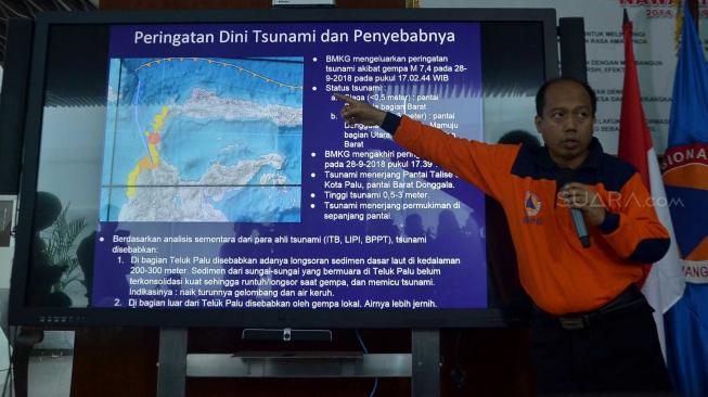 Kepala Pusat Data Informasi dan Humas BNPB Sutopo Purwo Nugroho memberikan keterangan saat menggelar press conference terkait gempa dan tsunami wilayah Kota Palu dan Donggala, Sulawesi Tengah, di Kantor BNPB, Jakarta, Sabtu (29/9). [Suara.com/Muhaimin A Untung] 