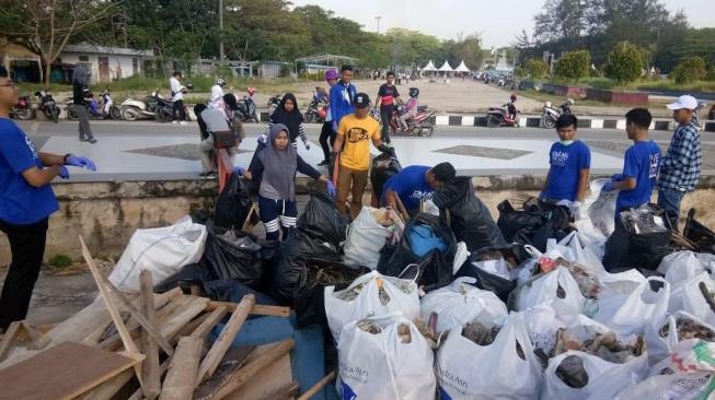 Komunitas Clean the City saat melakukan aksi bersih-bersih di jalan raya. (Foto: Dok. Komunitas Clean the City)