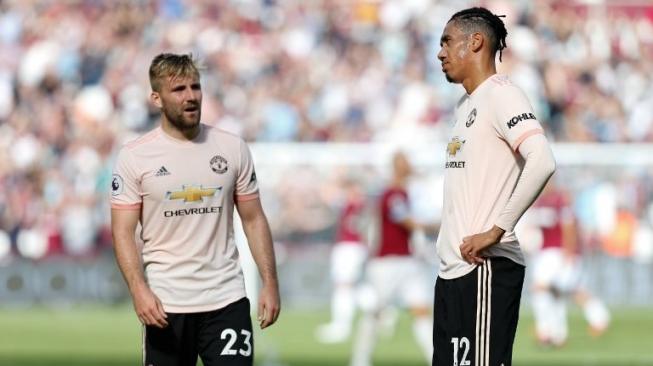 Bek Manchester United Luke Shaw (kiri) dan Chris Smalling (kanan) tampak kecewa dengan kekalahan atas West Ham United di London Stadium. Ian KINGTON / AFP 