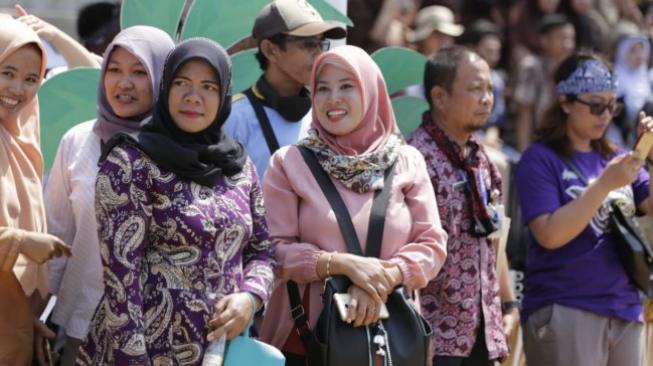 Masyarakat dalam pembukaan Festival Pesona Tanjung Lesung 2018. (Dok: Kemenpar)