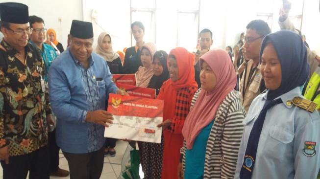 Kemensos Salurkan Bantuan Non Tunai PKH kepada 350 KPM di Cikuya Tangerang