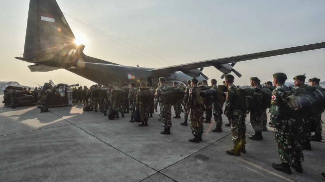 Prajurit TNI bersiap masuk kedalam pesawat untuk melakukan tugas misi kemanusian gempa Palu, Sulawesi Tengah di Base Ops Pangkalan Udara Militer Halim Perdana Kusuma, Jakarta, Sabtu (29/9). ANTARA FOTO/Muhammad Adimaja