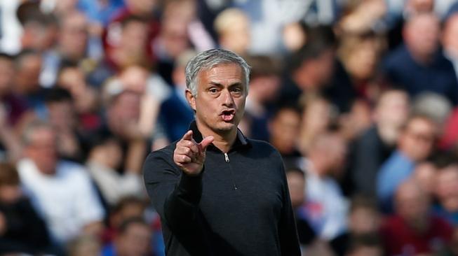 Pelatih Manchester United Jose Mourinho memberi isyarat dari garis lapangan saat pertandingan sepak bola Liga Inggris antara West Ham United melawan Manchester United di London Stadium, London, Inggris, Sabtu (29/9).  [AFP/Ian KINGTON]
