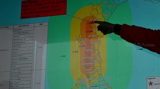 Kepala Pusat Data Informasi dan Humas BNPB Sutopo Purwo Nugroho memberikan keterangan saat menggelar press conference terkait gempa dan tsunami wilayah Kota Palu dan Donggala, Sulawesi Tengah, di Kantor BNPB, Jakarta, Sabtu (29/9). [Suara.com/Muhaimin A Untung] 